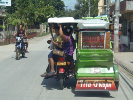 Egy ilyen motor-taxi akár 8 utast is elvisz.